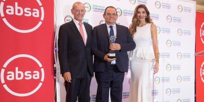 Pereira accepts award